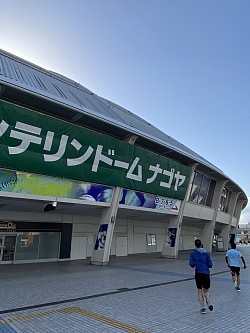 ここは雨でも軒下コースを走る事が出来ます