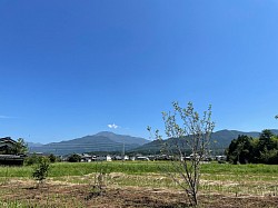 大井宿と中津川宿の中間辺り。遠くに見えるのが恵那山ですね。